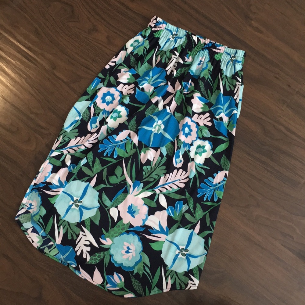 Midi length skirt with elastic waist band.